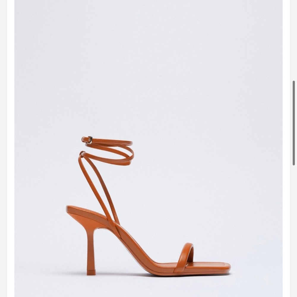 (SOLD) Tied leather heeled sandals